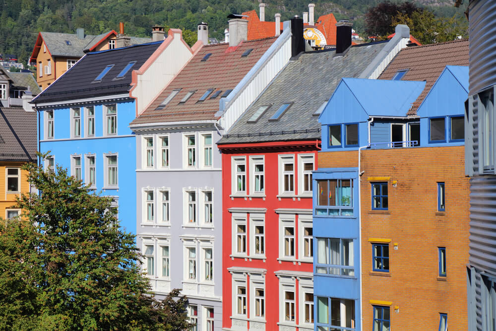 bilder av boliger i farger fra bergen