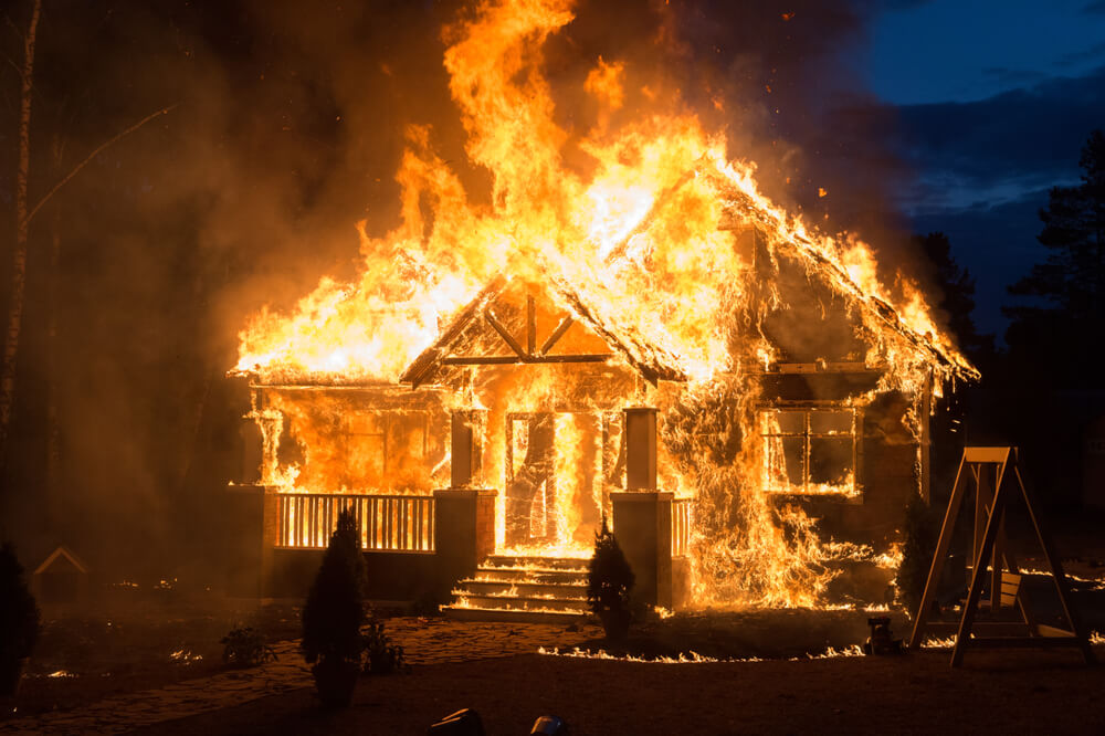 hus står i brann