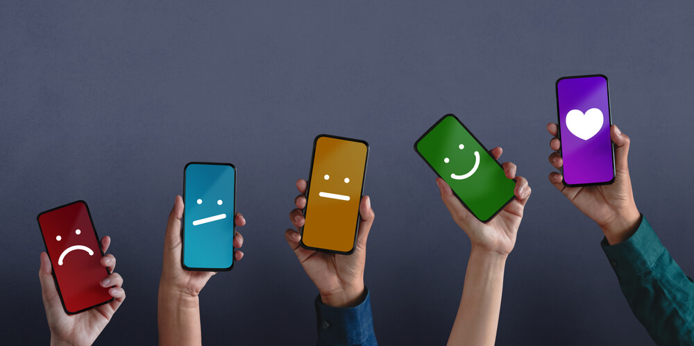 bilde av flere mobiltelefoner der skjermene har forskjellige smilefjes og siste et hjerte